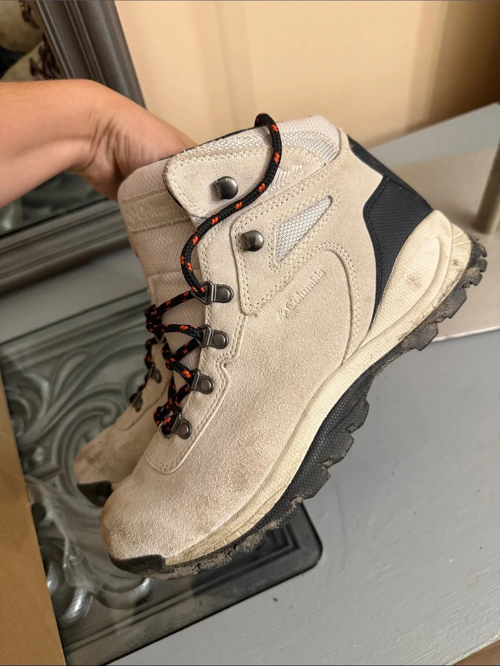 Columbia 8.5 Newton Ridge Plus Waterproof Cloud Grey Black Hiking Boot Red Laces